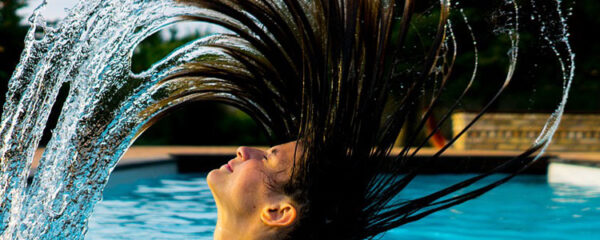 comment-poser-un-gazon-synthetique-autour-d-une-piscine